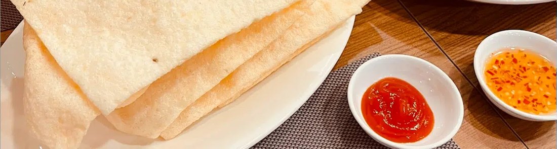 Bánh phồng tôm dọn cùng món gỏi và nước chấm