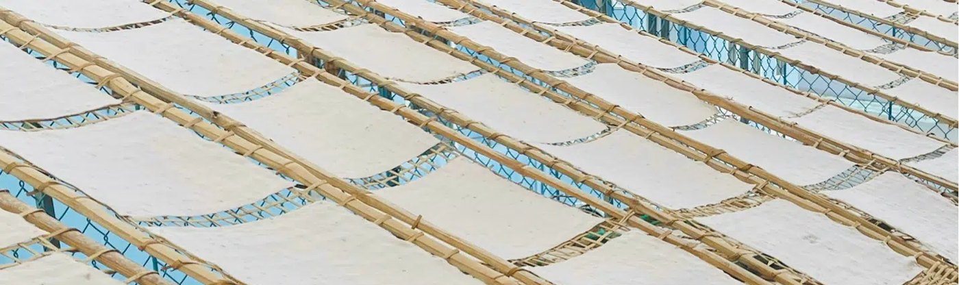 Giàn phơi bánh phồng tôm dưới nắng tại lò Cô Cấm, Sóc Trăng